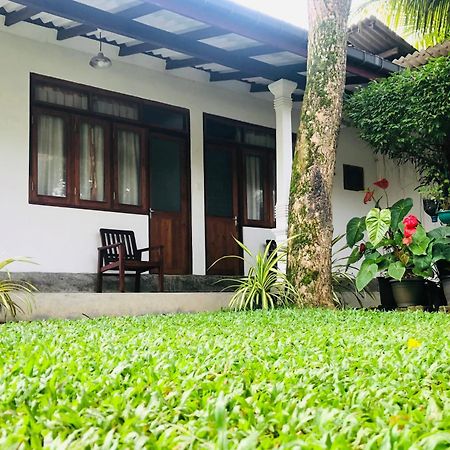 Waves Hikkaduwa Exterior foto